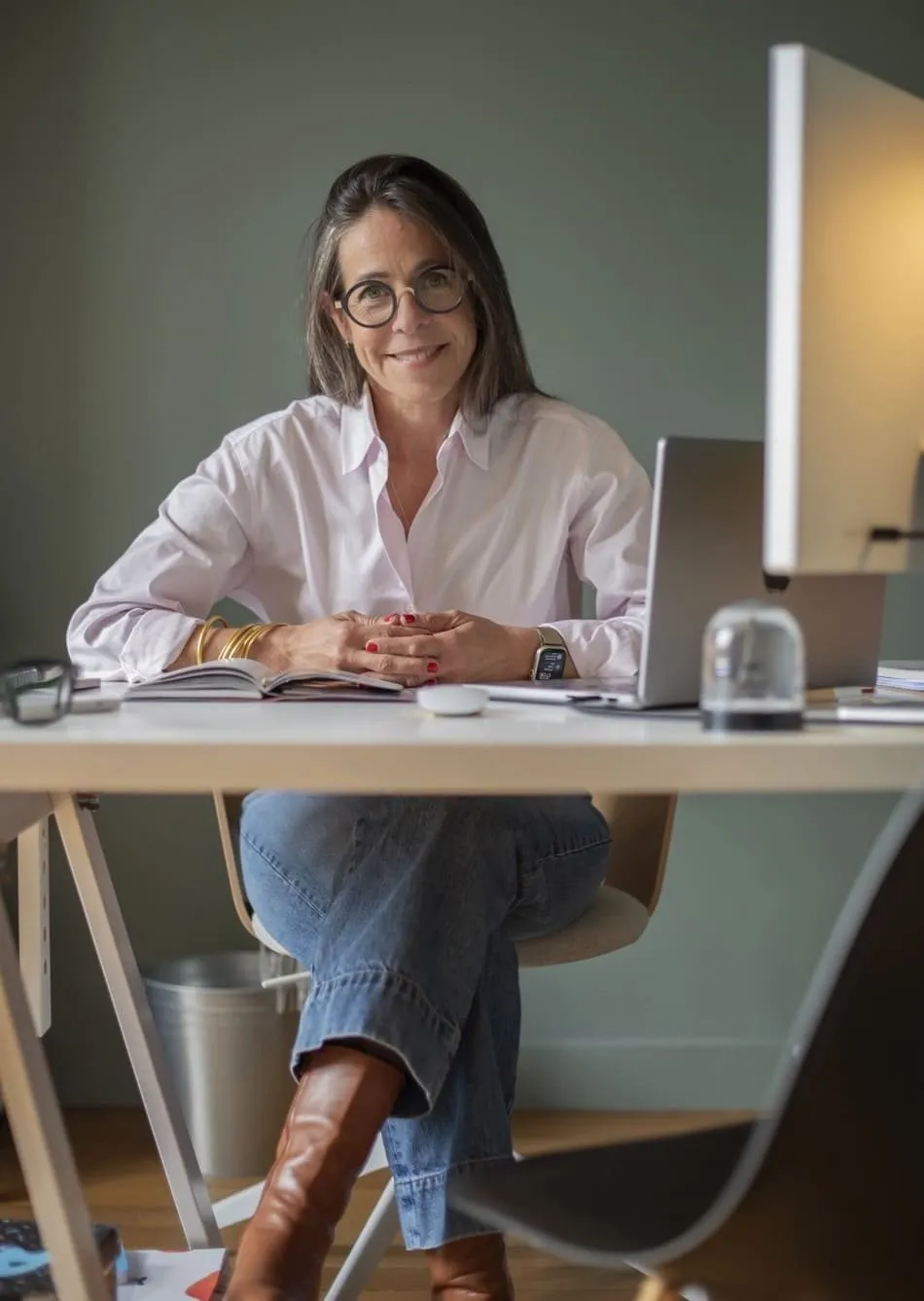 Hélène Dallais, Direktorin Marketing und Kommunikation, an ihrem Schreibtisch