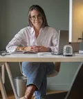 Hélène Dallais, directrice marketing et communication, à son bureau